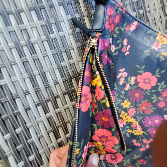 Apt 9 Black & Floral Crossbody Bag - Picture 6 of 7